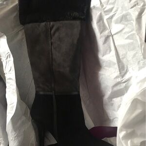 B Makowsky Suede Leather faux fur trim platform black inner half zip black 8.5